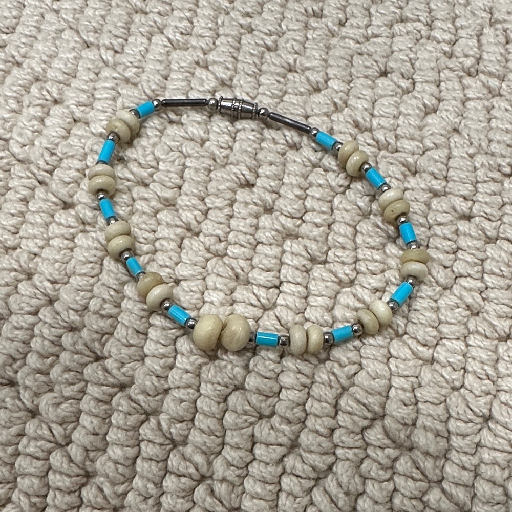 ❤️ 5/$25 Vintage Beaded Bracelet with Blue and Cream Accents